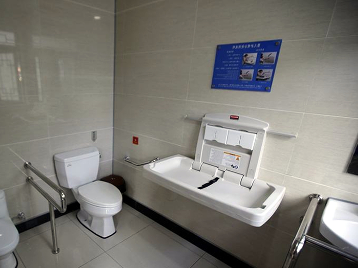 广西河池城市公共厕所中的无障碍设施具体包含哪些部分