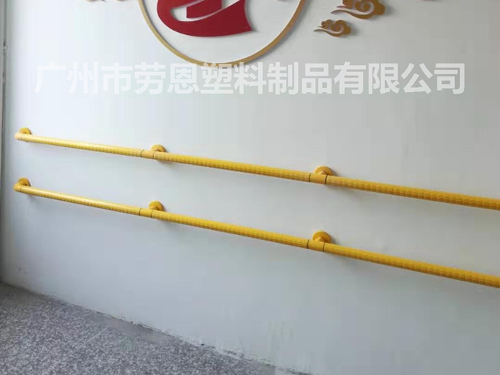 发展智慧社区养老，老人扶手等养老设施建设仍需完善