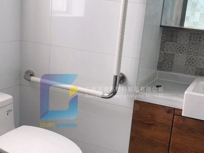 安装卫生间扶手，小细节显示大的关怀