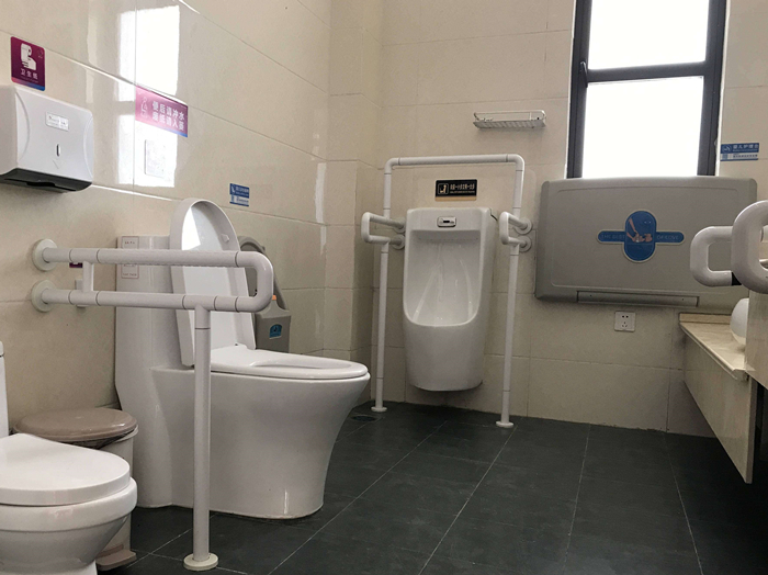 无障碍扶手出现在公共卫生间，于细微处见关怀